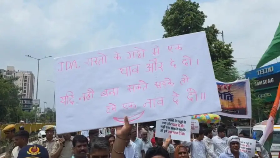 जयपुर के झोटवाड़ा में स्थानीय समस्याओं पर उबाल: कांग्रेस का 200 फीट बाइपास से जेडीए की ओर विरोध प्रदर्शन