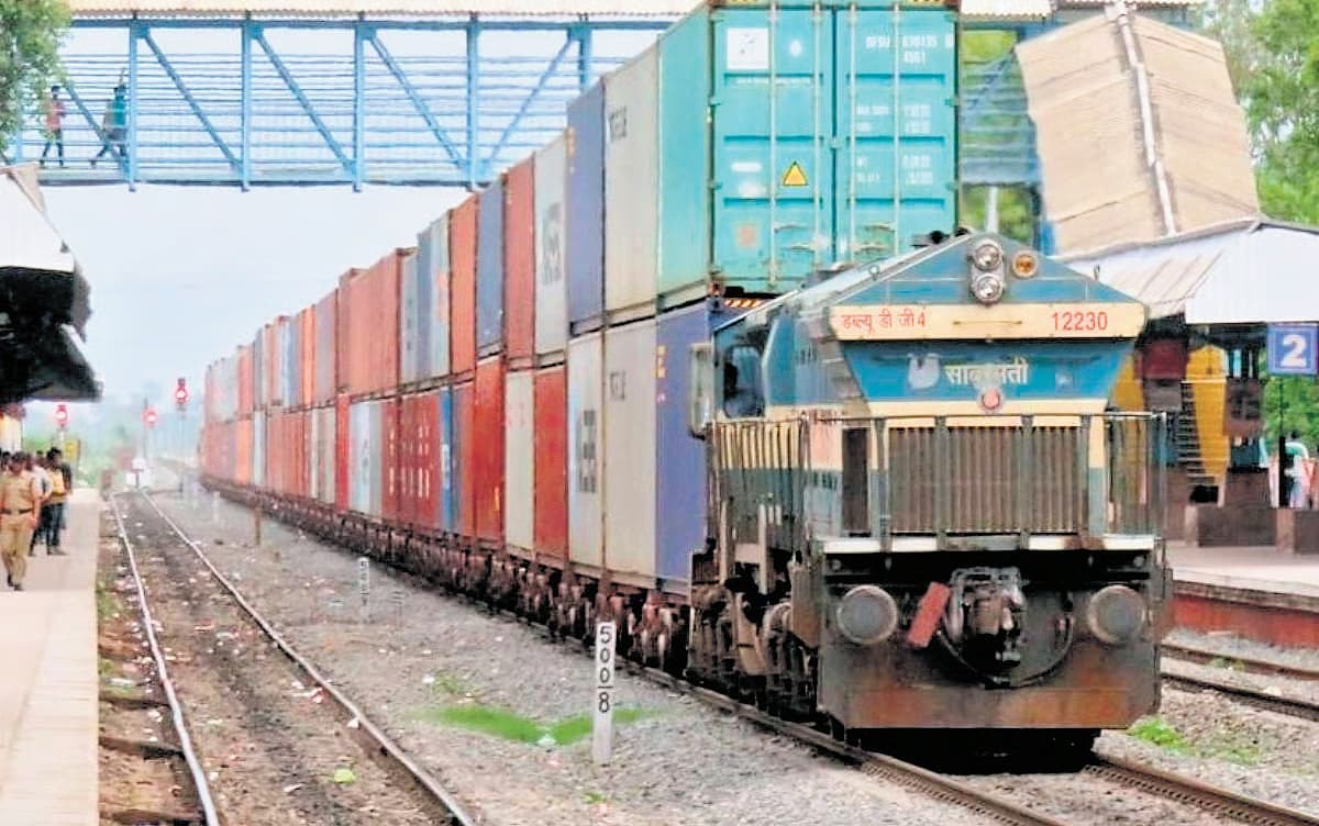 तिरंगे में घर लौटा RPF जवान: बारिश में ड्यूटी के दौरान ट्रेन से कटकर हुई थी मौत, गार्ड ऑफ ऑनर के साथ दी गई अंतिम विदाई
