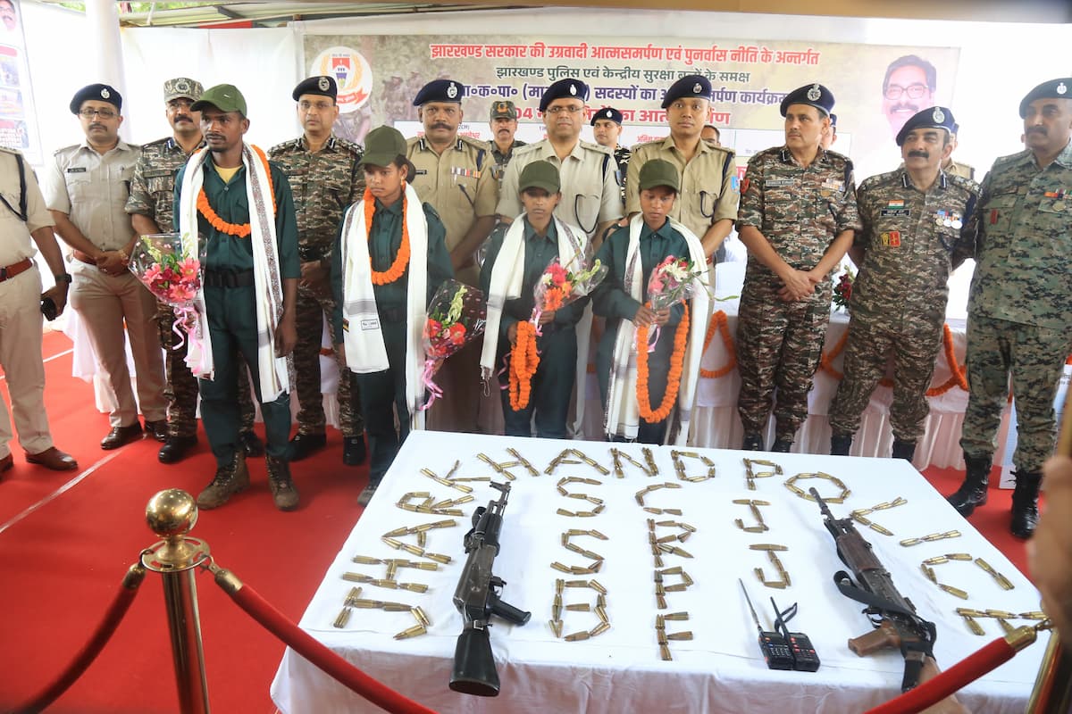 झारखंड में लाल आतंक पस्त! 10 लाख के इनामी जोनल कमांडर समेत 4 खूंखार नक्सलियों ने किया सरेंडर