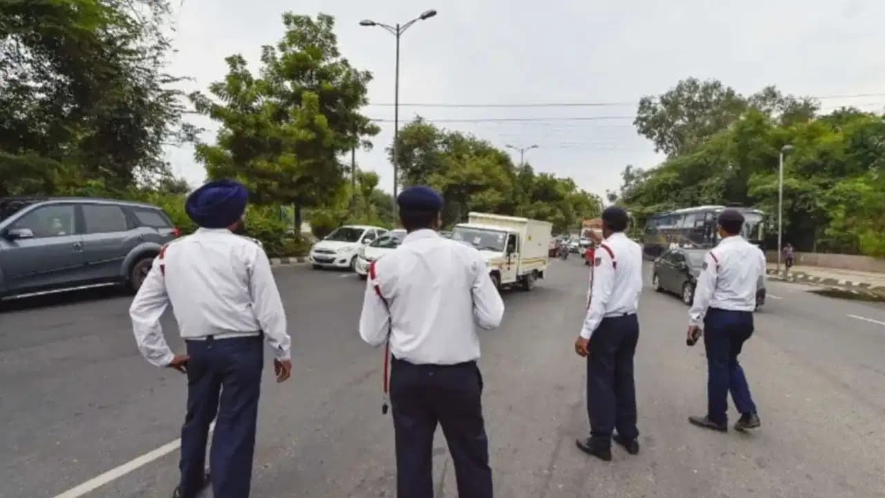 13 अगस्त को घर से निकलने से पहले 100 बार सोच लें! दिल्ली में लगा भयंकर ट्रैफिक जाम, बंद रहेंगे ये रास्ते