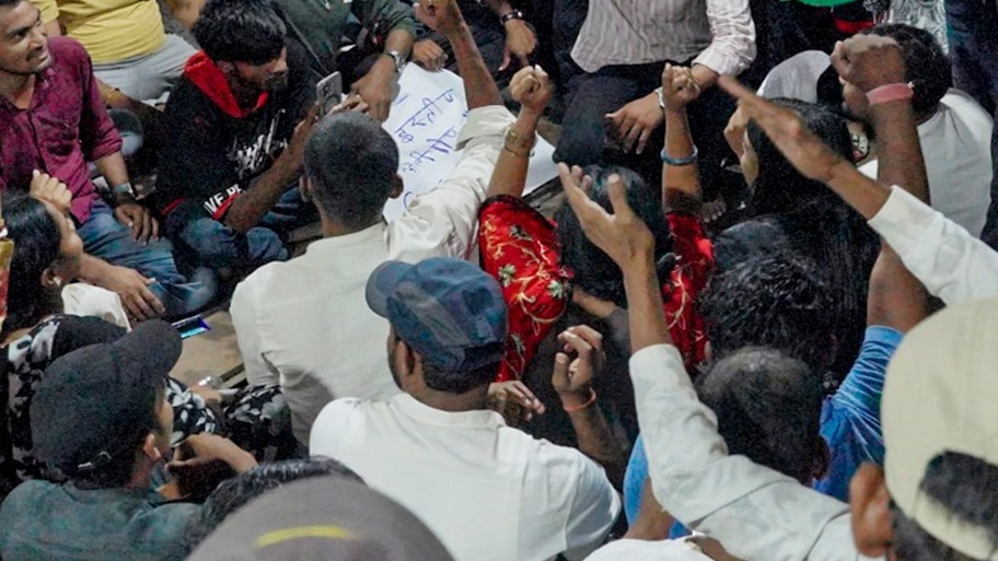 JPSC छात्र आंदोलन: 'हेमंत सोरेन सरकार पूरी तरह बेनकाब', रात के अंधेरे में धरनास्थल पर पुलिस पहुंचने से झारखंड की राजनीति गरमाई