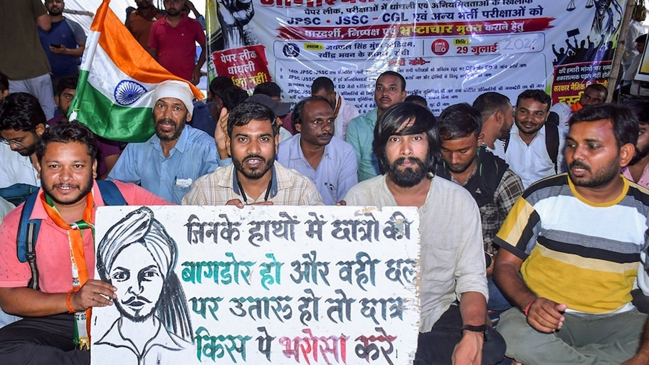 JPSC छात्र आंदोलन: धरनास्थल को जबरन खाली कराने का प्रयास, छात्रों के समर्थन में ढाल बनकर खड़े हुए बीजेपी नेता; गरमाई झारखंड की सियासत