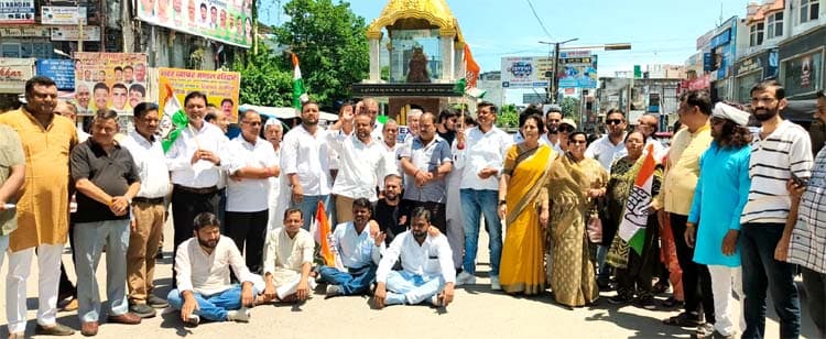 हरिद्वार में भड़की कांग्रेस: पुलिस और सरकार का पुतला फूंका, सत्ता पक्ष पर विपक्ष की आवाज कुचलने का बड़ा आरोप