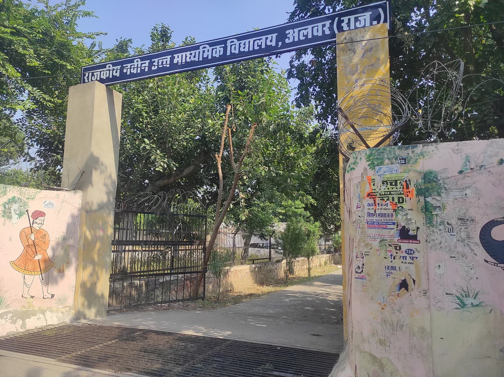 स्कूल प्रिंसिपल का छात्राओं संग बांध में नहाते वीडियो वायरल: भड़का ग्रामीणों का आक्रोश, शिक्षा विभाग ने शुरू की जांच