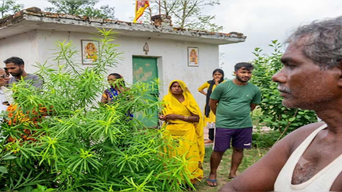 UP में दहला देने वाला कांड! मंदिर के पुजारी की निर्मम हत्या, खून से सनी कुटिया देख कांप उठे लोग
