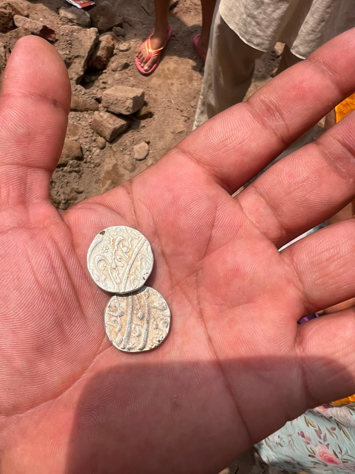 मोहाली के घड़ूआं गांव में खुदाई के दौरान मिले सदियों पुराने चांदी के सिक्के, उर्दू में लिखावट से चर्चा का माहौल