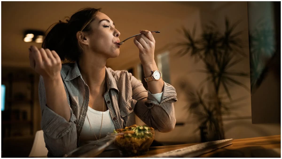9 बजे के बाद डिनर करने वालों के लिए डॉक्टर की चेतावनी, जानें क्या है सही समय 