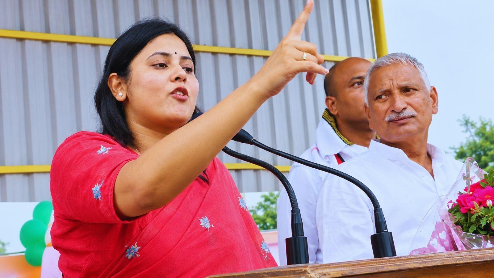 सांसद प्रिया सरोज के बिगड़े बोल, बोलीं- 2027 में सरकार नहीं बनी तो कोई SDM-DM नहीं सुनेगा हमारी बात  