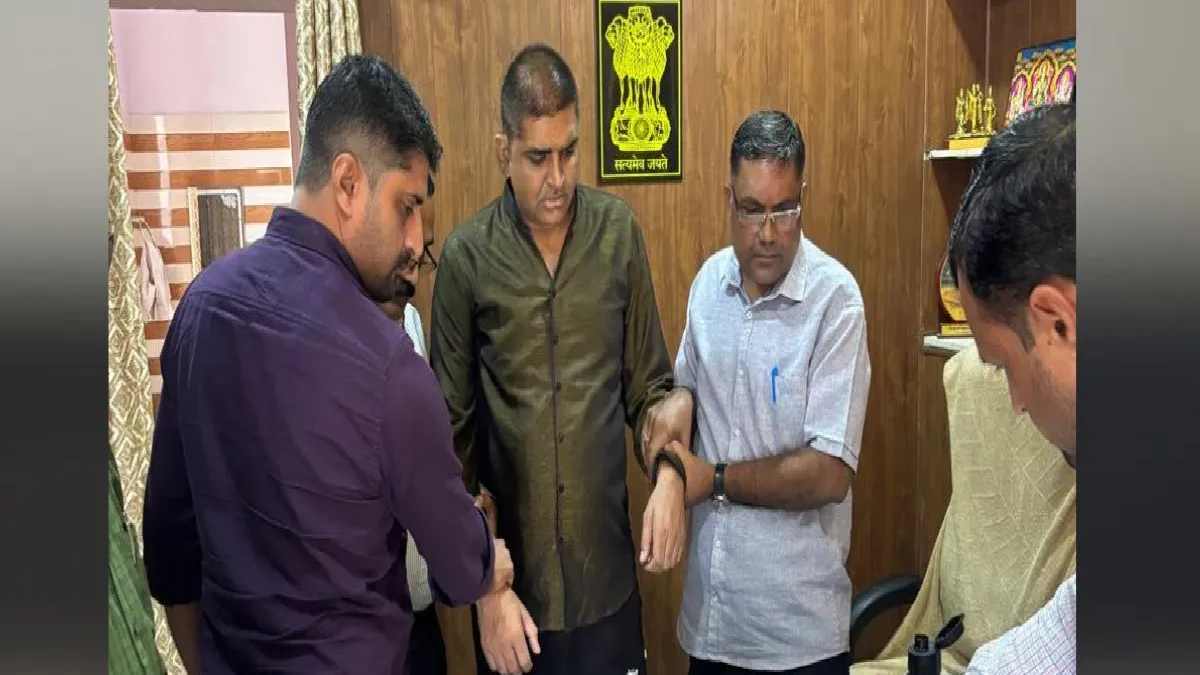ACB की बड़ी कार्रवाई; 50 हजार की घूस लेते इंस्पेक्टर रंगे हाथ गिरफ्तार, लॉकर से निकला खजाना
