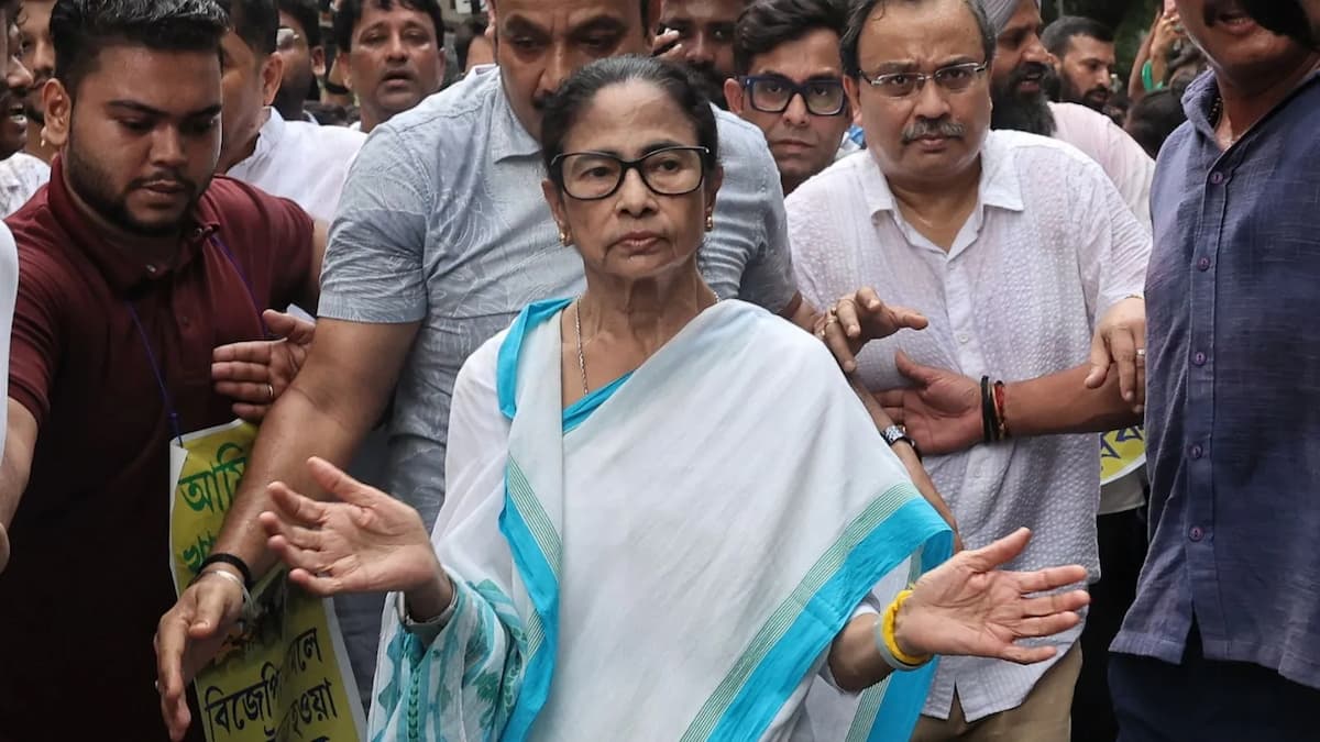 ममता बनर्जी को चुनाव आयोग से बड़ा झटका, उपचुनाव में TMC नाम और 'फूल-घास' सिंबल फ्रीज