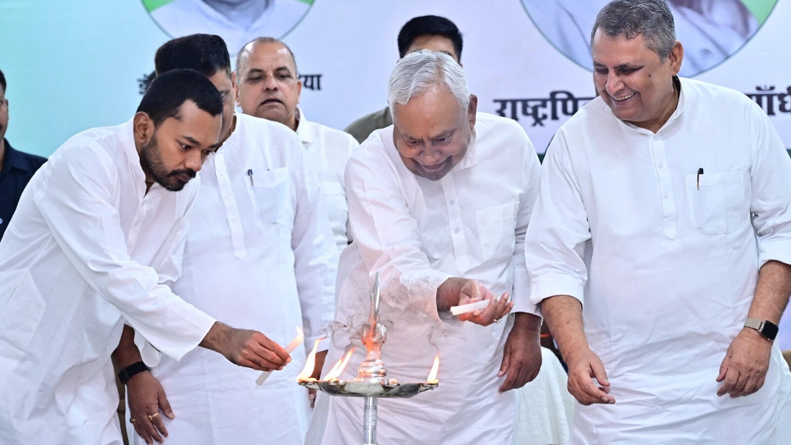 सियासी गलियारों में बड़ा भूचाल: नीतीश ने पहली बार राजनीतिक मंच पर बेटे निशांत को अपनाया