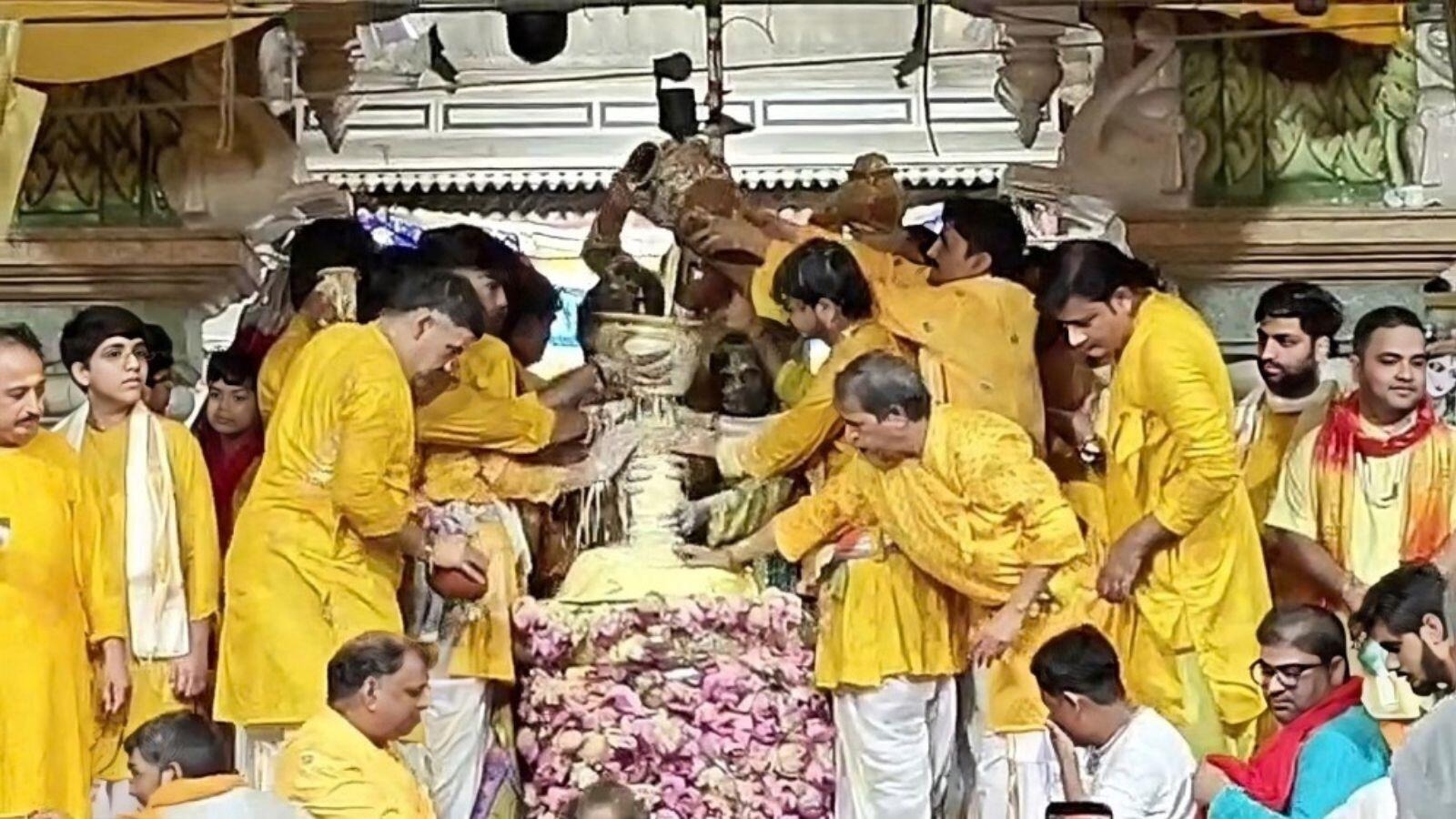 मथुरा के बरसाना में श्रीजी का भव्य जन्मोत्सव, ब्रह्म मुहूर्त में महाअभिषेक के साथ गूंजे जयकारे