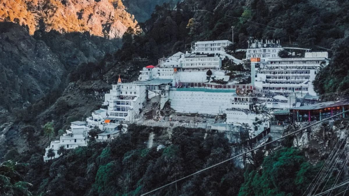 Vaishno Devi Fire: कटरा हेलीपैड टर्मिनल में तड़के लगी भीषण आग, मची अफरा-तफरी; देखें ताजा अपडेट