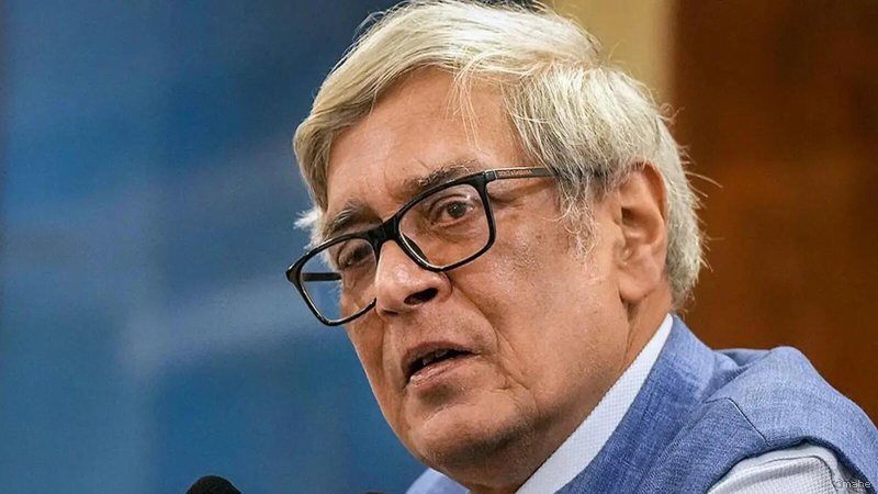 दिवंगत अर्थशास्त्री को भी मिला नोटिस, गड़बड़ी पर चुनाव आयोग को देनी पड़ी सफाई