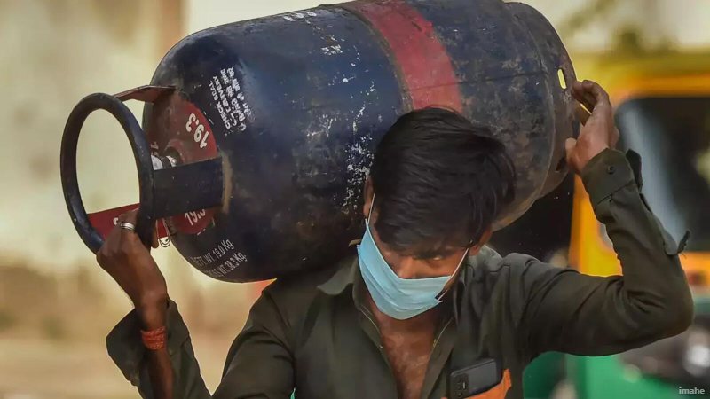 सरकार द्वारा आधिकारिक कीमत न घटाए जाने के बावजूद बाजार में सस्ता मिल रहा है कमर्शियल सिलेंडर