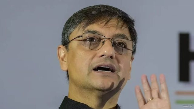 पीएम के सलाहकार संजीव सान्याल के चौंकाने वाले आंकड़ों ने उड़ा दिए सबके होश