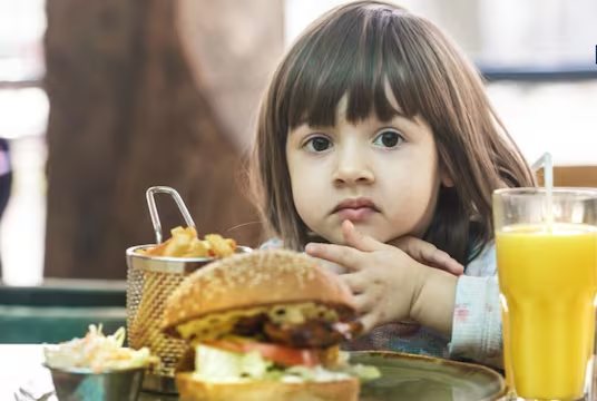 स्कूल के पास नहीं मिलेगा बर्गर-पिज़्ज़ा: चिप्स और कोल्ड ड्रिंक पर भी लगेगी कड़ी रोक