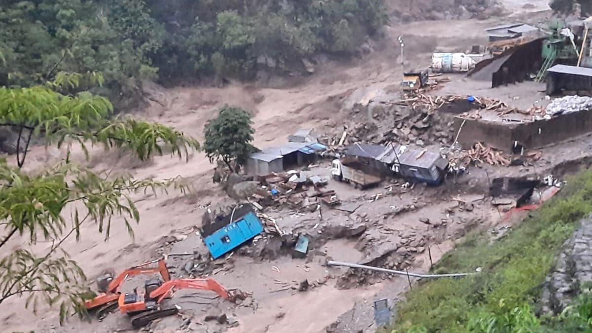 सिक्किम के रिंबी में भारी बारिश से भीषण लैंडस्लाइड, मलबे में तिनके की तरह बहे कई मकान