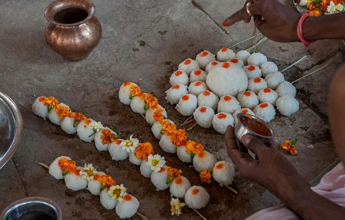 घर से दूर हैं और नहीं जा पा रहे गांव? इन 3 बेहद आसान चीजों से करें पितरों का श्राद्ध
