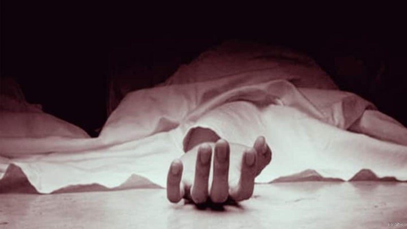 अनियंत्रित कार ने डिवाइडर तोड़कर दूसरी लेन में मारी जोरदार टक्कर