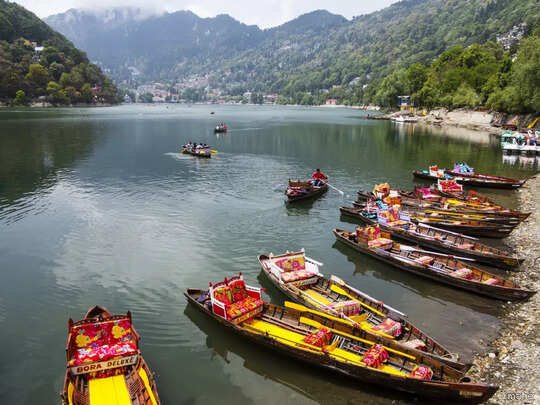 पहाड़ों की रानी नैनीताल में उमड़ा सैलानियों का सैलाब और पर्यटकों का भारी उत्साह