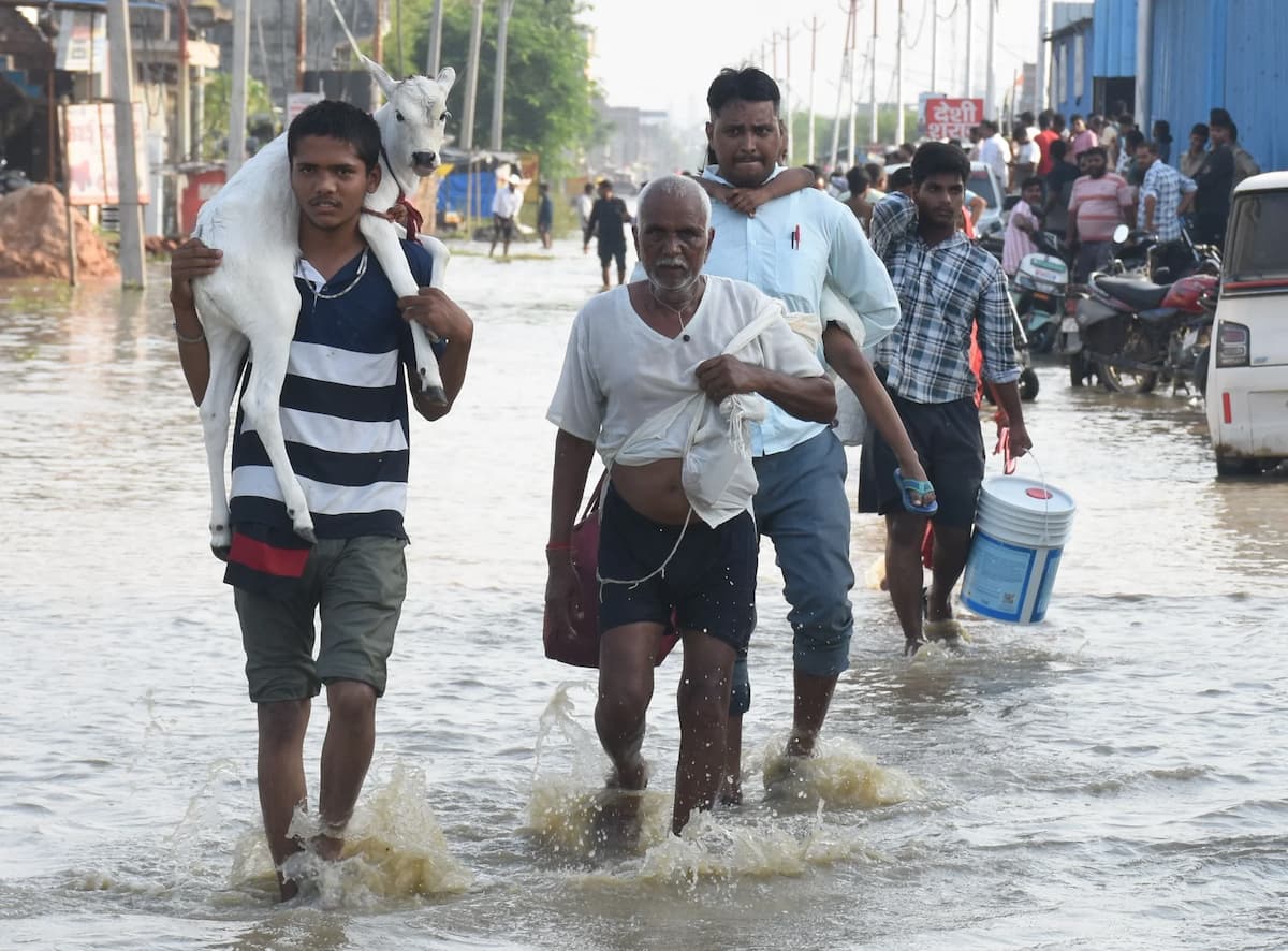 बाढ़ में डूबे आशियाने, ऊपर से चोरी का खौफ! लखनऊ की बस्तियों में रातभर जाग रहे लोग, अफसरों पर फूटा गुस्सा!