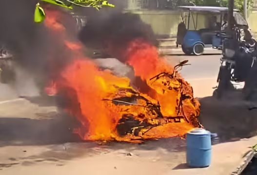Alwar News: स्कूटी खरीदने की खुशी मातम में बदली, जलकर खाक हो गई नई बाइक