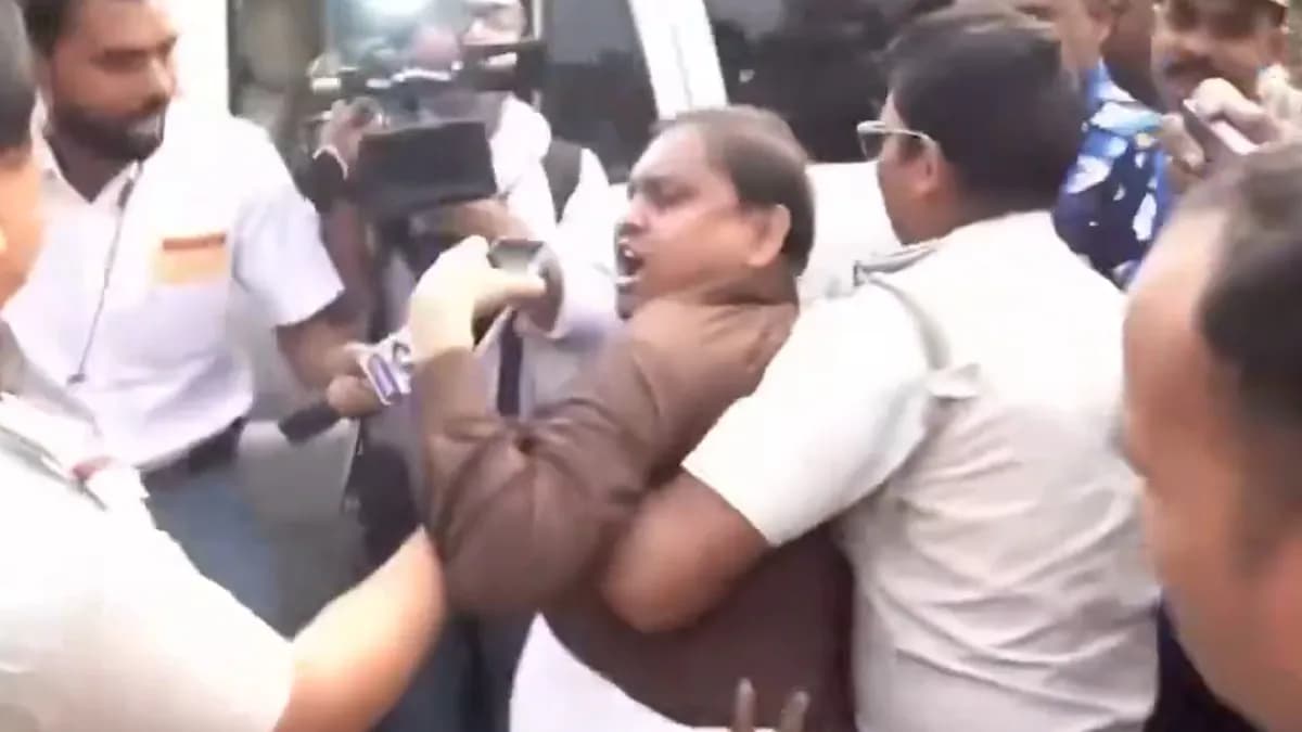 'खाकी ही लूट रही वोट!' पुलिस पर गंभीर आरोप लगाते ही थाने पहुंचे हुमायूं कबीर, जानें पूरा ड्रामा