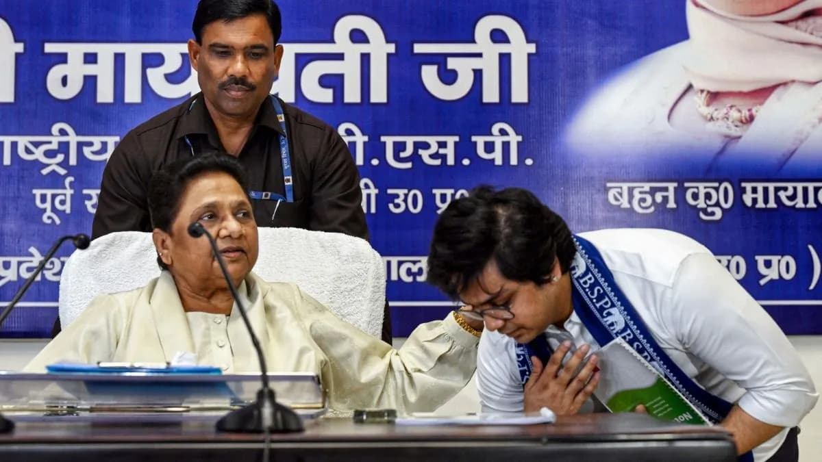 मायावती का सबसे बड़ा यू-टर्न! भतीजे आकाश आनंद को हटाया, फिर वापस क्यों बुलाया?