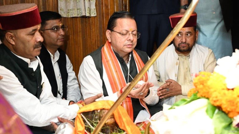 सीएम पुष्कर सिंह धामी ने उत्तरकाशी के काशी विश्वनाथ मंदिर में की विशेष पूजा-अर्चना