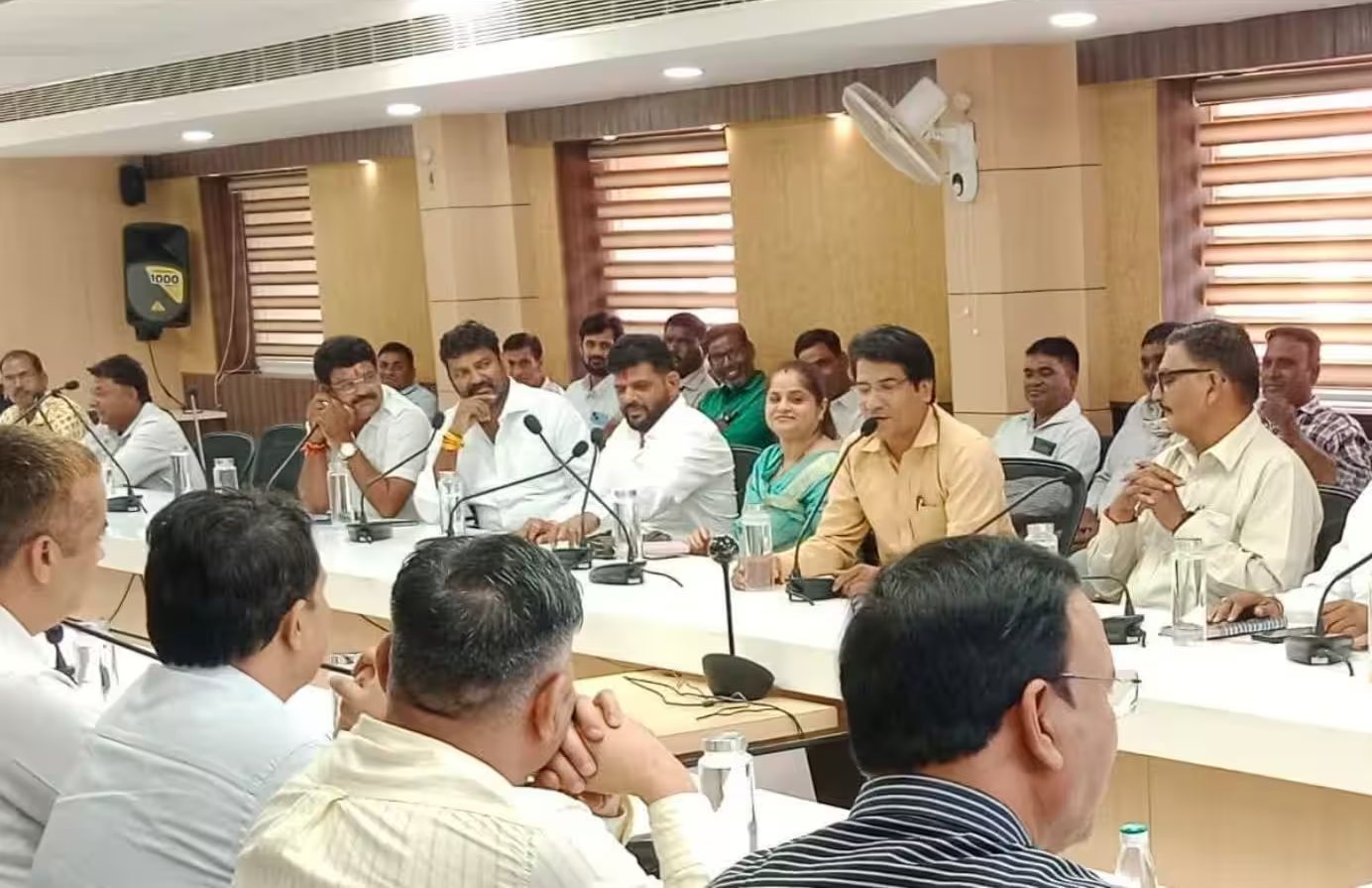जयपुर नगर निगम के सदन में जनप्रतिनिधि के बदले पहुंचे पति और ससुर, मचा सियासी हड़कंप