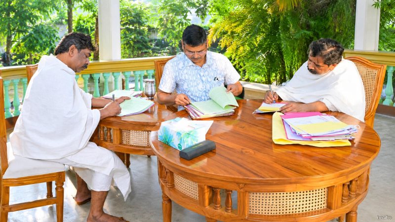 पैर में खड़ाऊं, शरीर पर सफेद धोती और सरकारी फाइलों पर दस्तखत करते सीएम हेमंत सोरेन