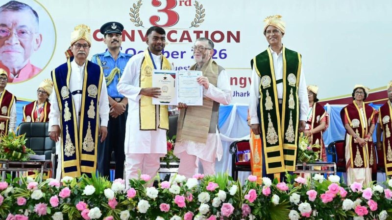 झारखंड के लोकप्रिय युवा नेता को राज्यपाल के हाथों मिली मानद डॉक्टरेट की उपाधि