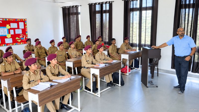 मैनपुरी के सैनिक स्कूल में 60 हजार रुपये तक की सैलरी वाली बंपर नौकरियां