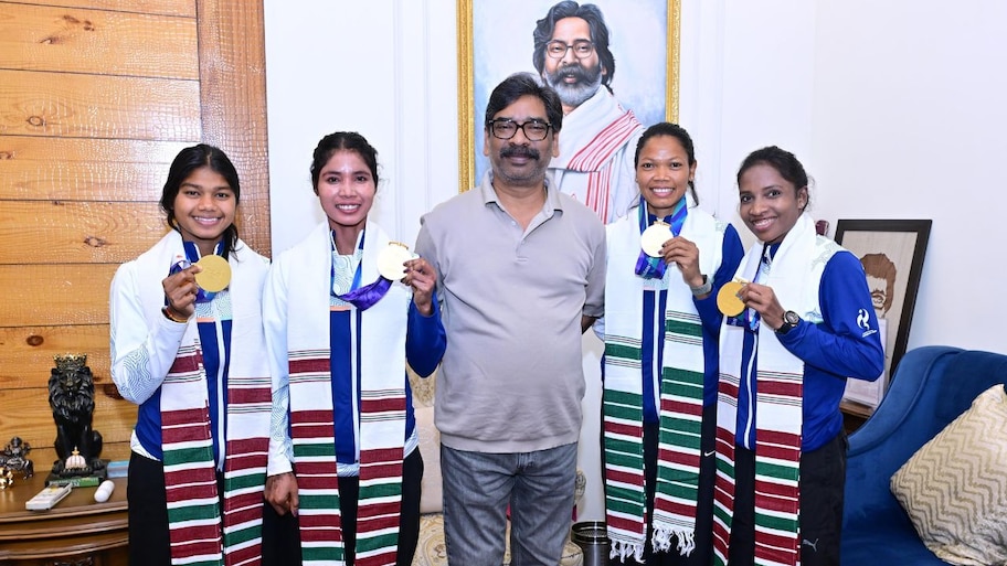 एशियन गेम्स में गोल्ड जीतने वाली झारखंड की हॉकी बेटियों से मिले CM हेमंत सोरेन, अंगवस्त्र देकर खिलाड़ियों को किया सम्मानित
