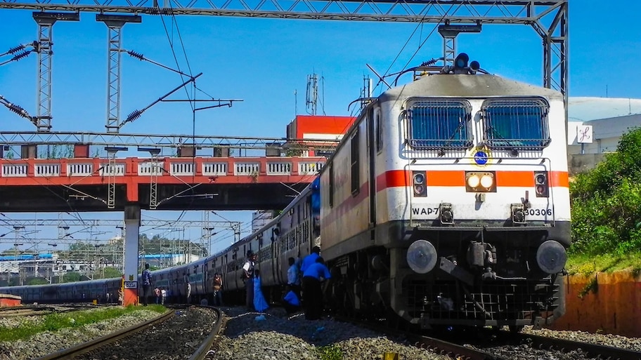 दिल्ली की ट्रेनें कैंसिल, क्या टिकट का पूरा पैसा वापस मिलेगा, तत्काल बुकिंग का क्या? रेलवे के फैसले से एयरलाइंस की 'चांदी'