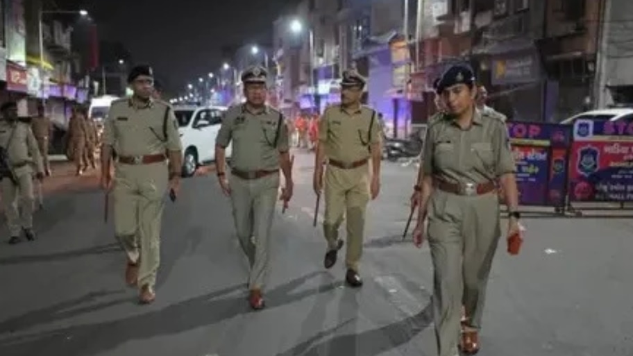ATM में कैश फंसाकर करते थे खेल! ग्राहक के जाते ही उड़ाई नोटों की गड्डी, गुजरात में 3 गिरफ्तार