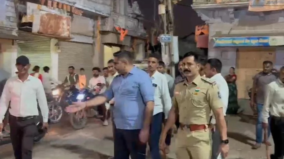 कार-बाइक की टक्कर पर बवाल... बीच सड़क आपस में भिड़े 2 गुट, मारपीट तक पहुंचा मामला; 3 घायल 
