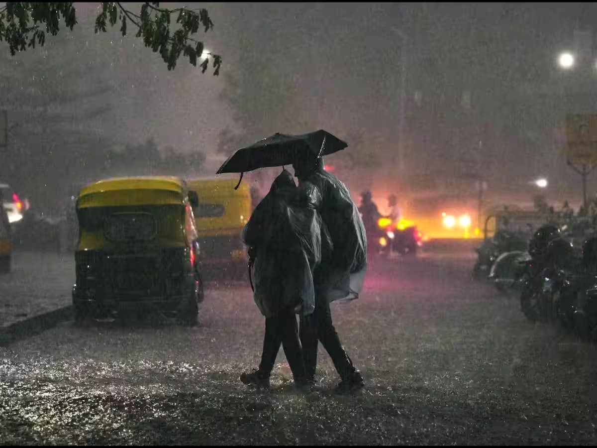 मॉनसून के बाद महा-तूफान की दस्तक! 60 km/h की आंधी और ओलों की मार, IMD ने 4 राज्यों में जारी किया रेड अलर्ट