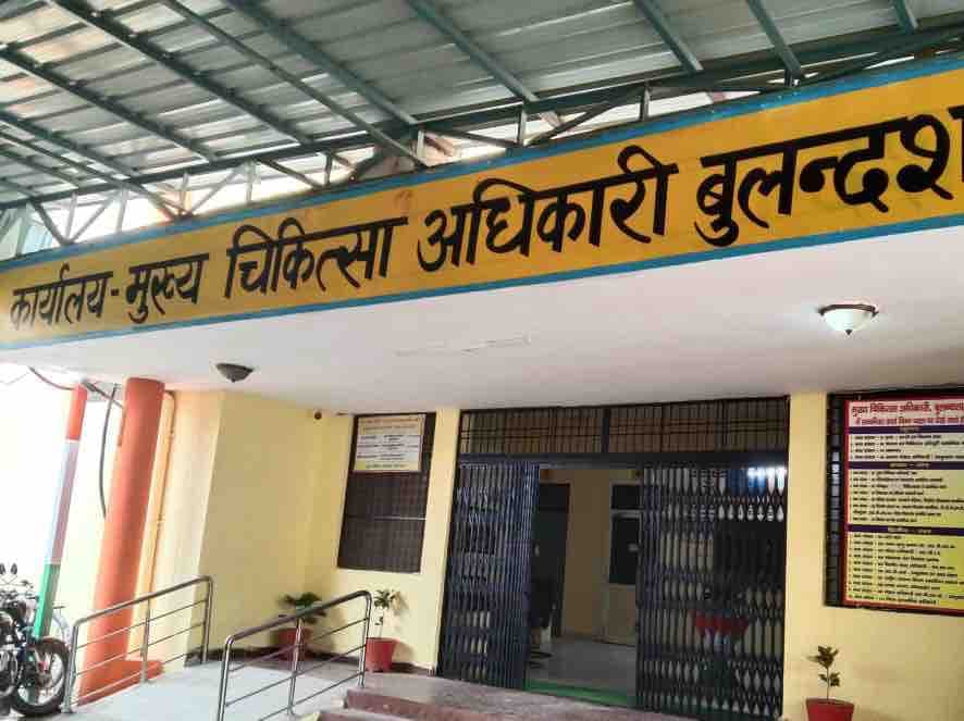 UP में भीषण सड़क हादसा: बेलोन देवी दर्शन को जा रहे परिवार की वैन पेड़ से टकराई, बच्ची समेत 5 की मौत