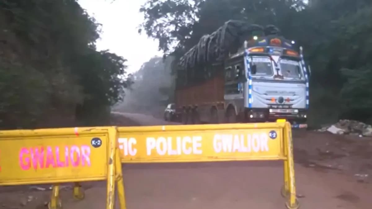 शीतला माता मंदिर के पास बेकाबू ट्रक ने श्रद्धालुओं को रौंदा: 14 की मौत, 30 से अधिक घायल