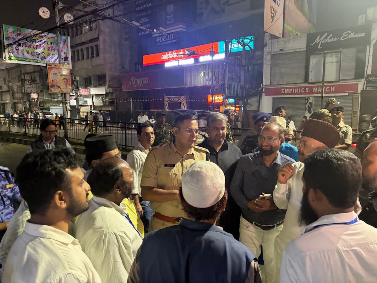 दुर्गा पूजा पर आधी रात सड़कों पर उतरे रांची SSP: पंडालों में सुरक्षा और ट्रैफिक का लिया जायजा, शांति समिति से चर्चा