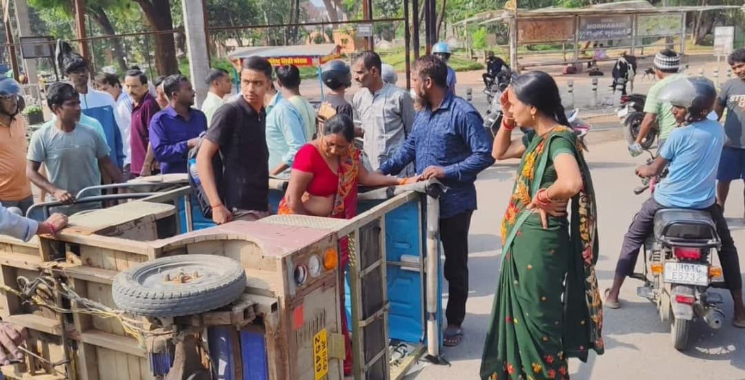 रांची के मोरहाबादी में बेकाबू रफ्तार का कहर: टोटो को मारी जोरदार टक्कर, दो महिलाओं समेत 5 लोग दबे
