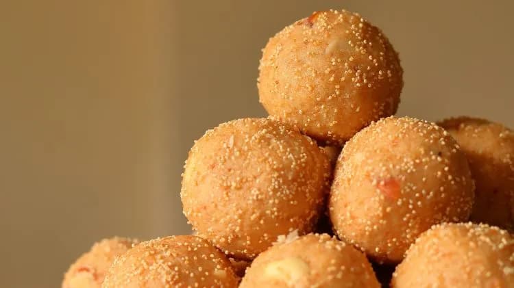 त्योहारों पर बाज़ार का मावा खाकर बीमार न पड़ें, इस आसान तरीके से बनाएं शुद्ध देसी घी के लड्डू