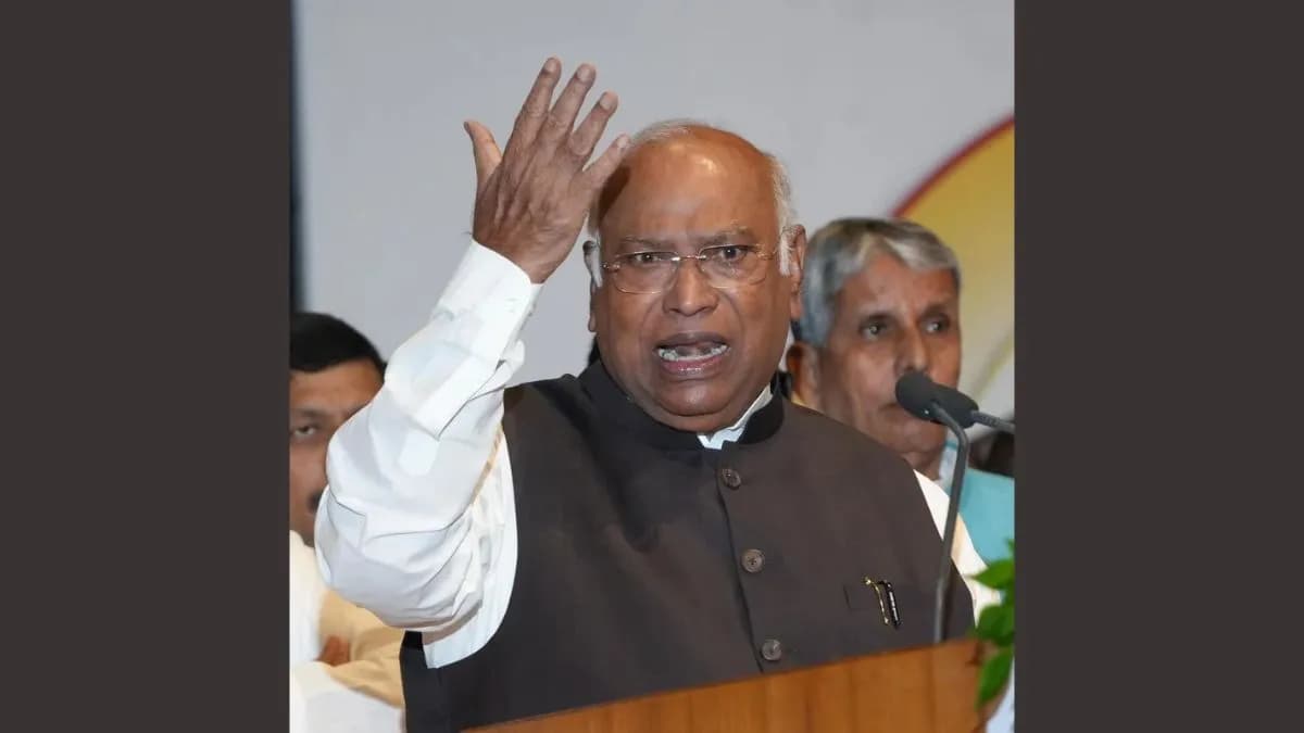 PM मोदी पर खड़गे की 'बाप' वाली टिप्पणी पर सियासी घमासान: BJP का देशव्यापी विरोध आज, बचाव में उतरी सपा
