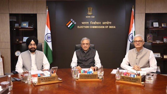 फॉर्म 6 नहीं बदला, SIR पर भी सर्वसम्मति से आदेश; ज्ञानेश कुमार के बचाव में सुप्रीम कोर्ट से क्या बोला चुनाव आयोग