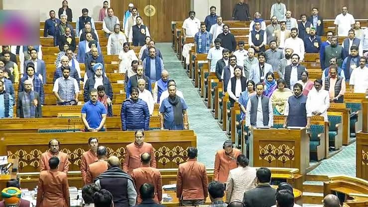 संसद में नेताओं ने चलाए लात-घूंसे...खून तक निकाल लिया, फिर स्पीकर ने दी ऐसी सजा, छुपाना पड़ा मुंह