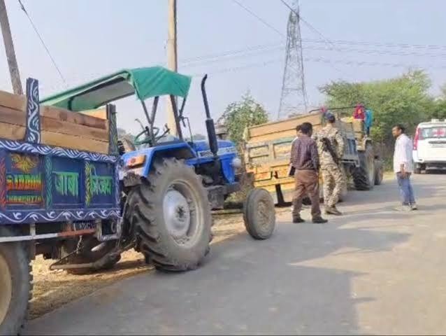 ट्रैक्टर पर झूला... रांची की सड़कों पर कचरा उठाते मां-बाप और साथ में दो महीने का बेटा