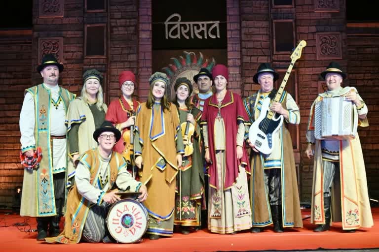 देहरादून विरासत फेस्ट में छाया ट्यूनीशिया का स्टॉल, टूटे मिरर से बने लैंप के साथ सेल्फी ले रहे लोग