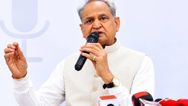 अशोक गहलोत का IAS शिखर अग्रवाल पर हमला, बोले- 'नाम के अनुरूप शिखर जैसा काम किया है'